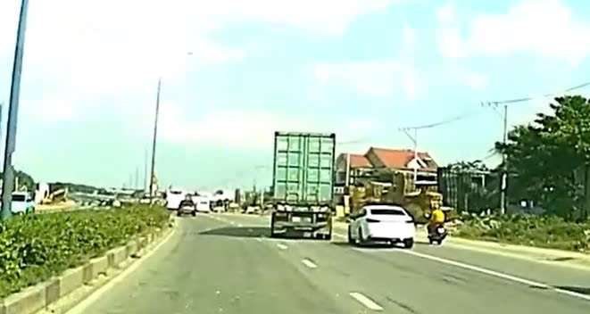 Tài xế container điều khiển xe lạng lách trên đường gây nguy hiểm cho người dân tham gia giao thông. Ảnh cắt từ clip bạn đọc cung cấp