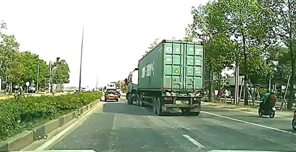 Container trucks swerving on My Phuoc - Tan Van road. Photo cut from a clip provided by a reader