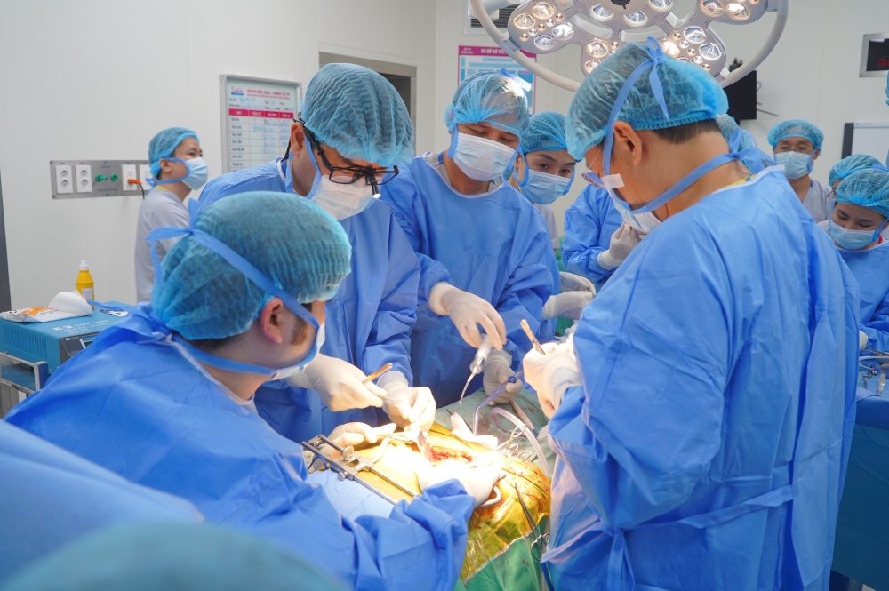 Các bác sĩ thực hiện lấy tạng từ người chết não. Ảnh: BVCC