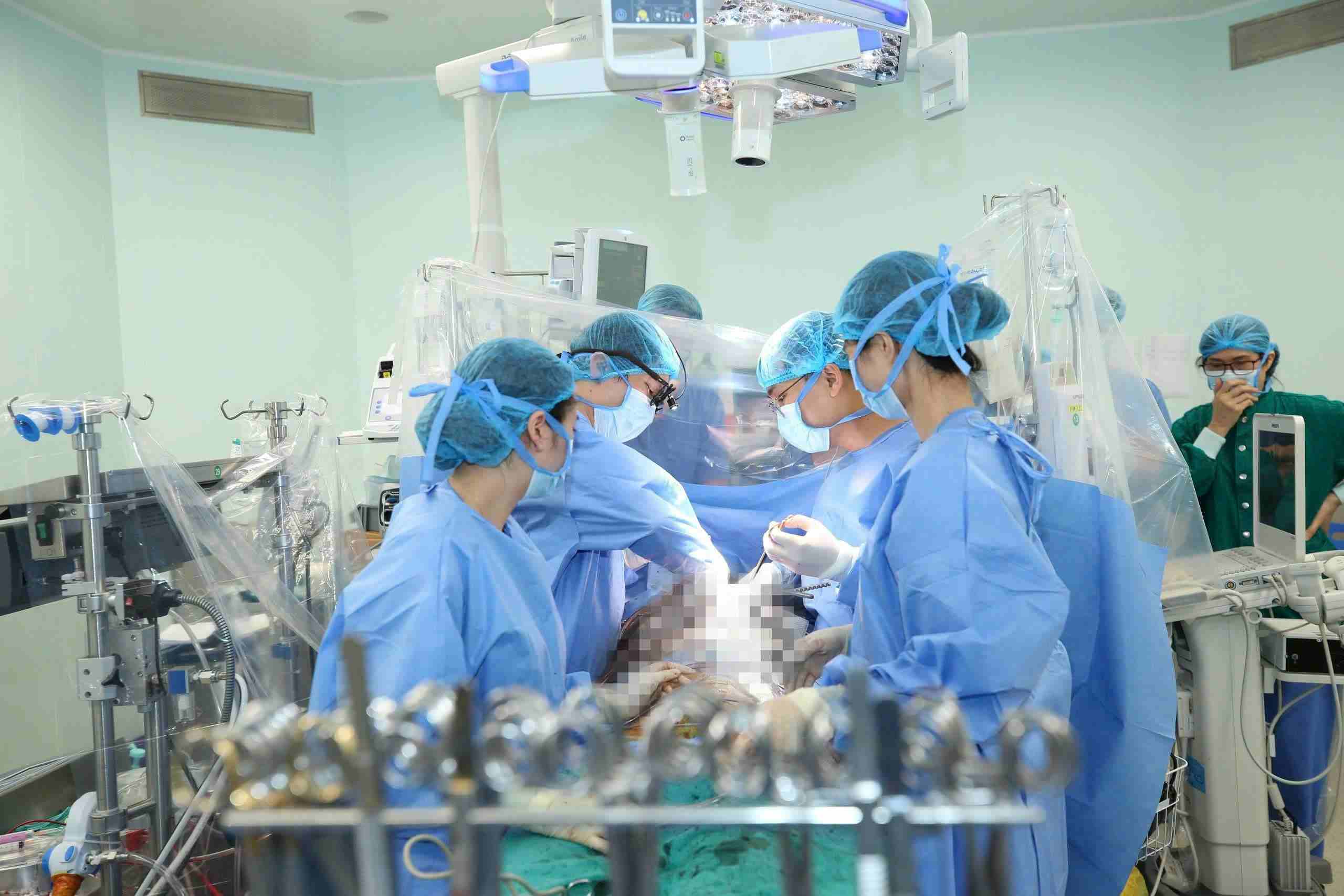 Miracle of multi-organ transplantation from brain-dead donor, saving many critically ill patients. Doctors perform heart transplants at Central Military Hospital 108. Photo: BVCC