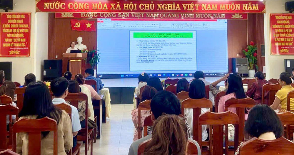 다낭 호아끄엉동 노동조합은 기초 노동조합 간부를 대상으로 노동조합 업무 교육을 조직합니다. 사진: 다낭 노동조합.