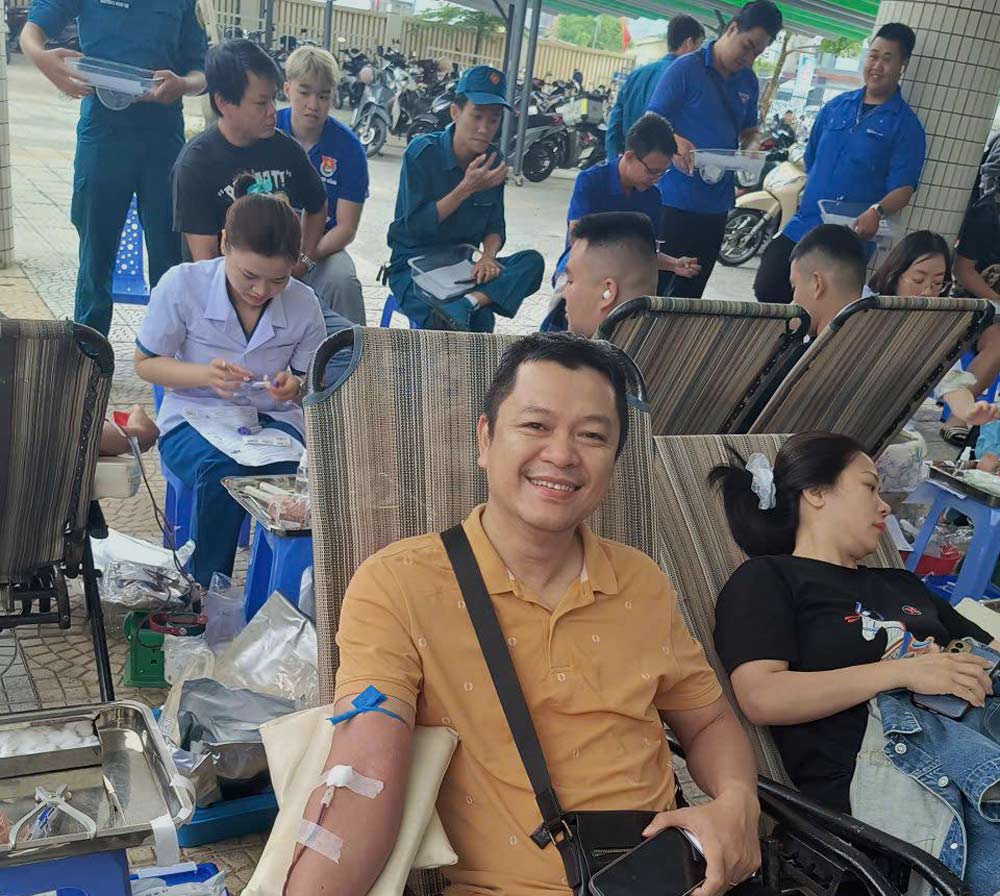 130명 이상의 조합원, 다낭시 탄케동 노동조합 노동자들이 헌혈에 등록하고 참여하기 위해 왔습니다. 사진: 다낭 노동조합.