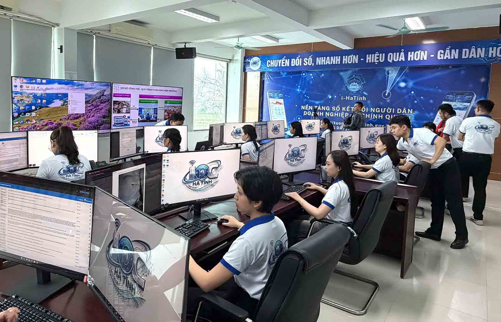 Trung tâm tiếp nhận phản ánh của người dân qua ứng dụng i - Ha Tinh. Ảnh: Hoàng Anh