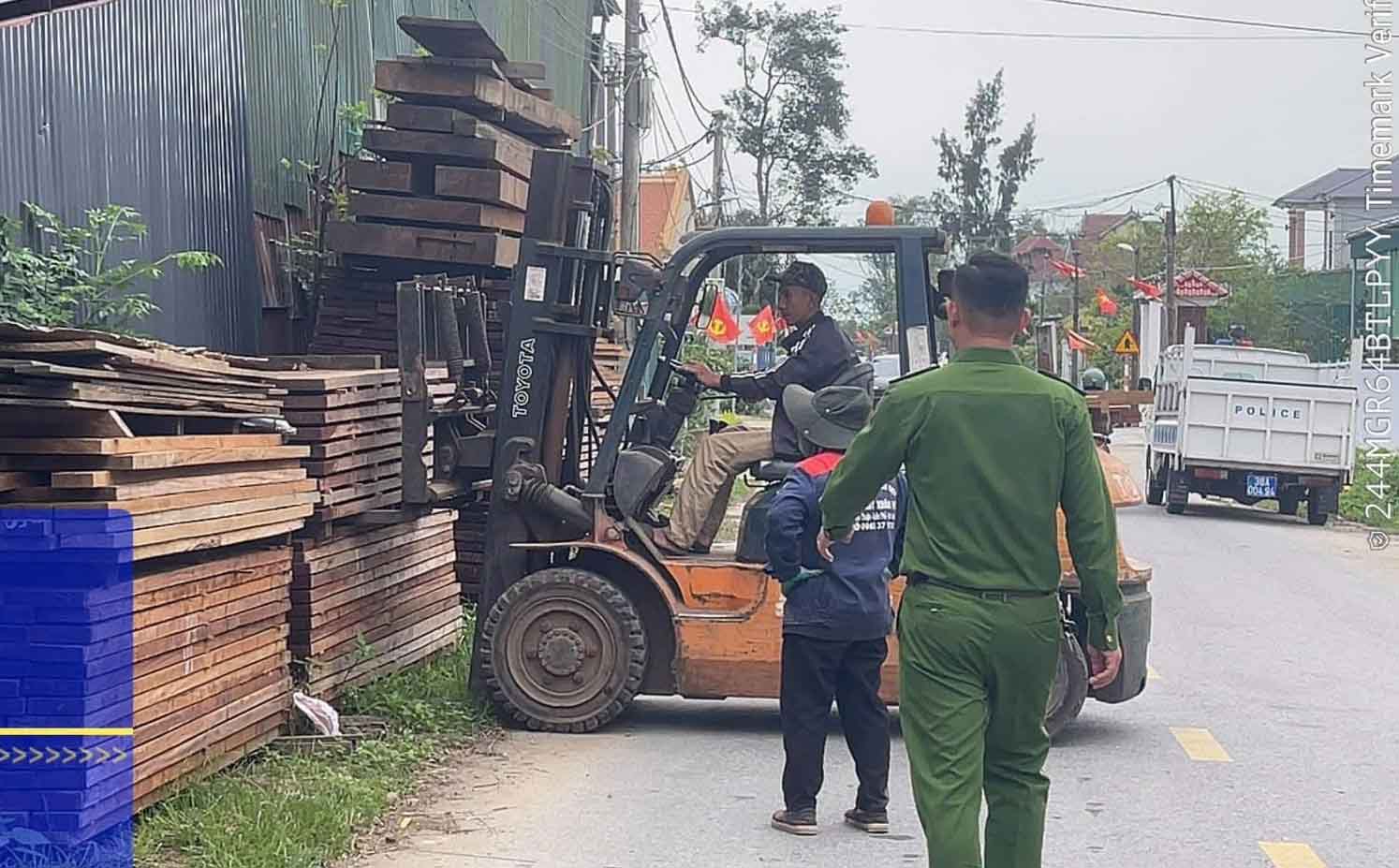 Cơ sở kinh doanh đã di chuyển số gỗ lấn chiếm hành lang đường sau phản ánh của người dân. Ảnh: Hoàng Anh