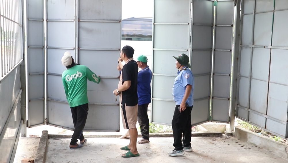 Hỗ trợ người dân tháo dỡ, di dời tài sản, trả lại hiện trạng ban đầu của tuyến đường. Ảnh: Nam Phương