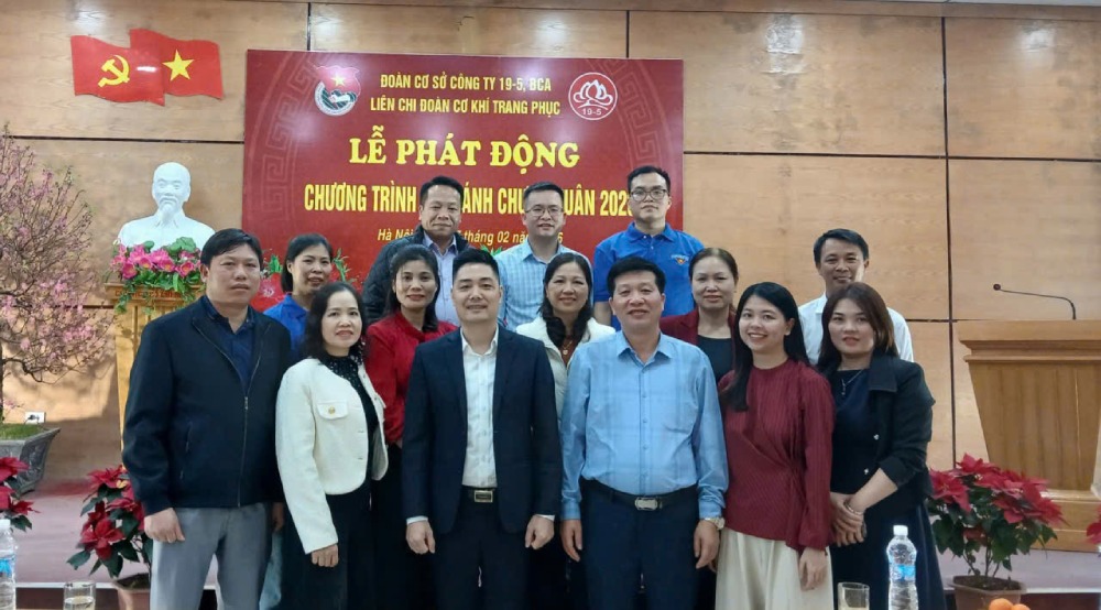 Mr. Trinh Van Hau (standing in the middle, back row) - Youth Union official, Production Team Leader - Garment Mechanical Enterprise (19.5 Company) at the Launching Ceremony of the 2026 Spring Chung Cake wrapping program. Photo: NVCC