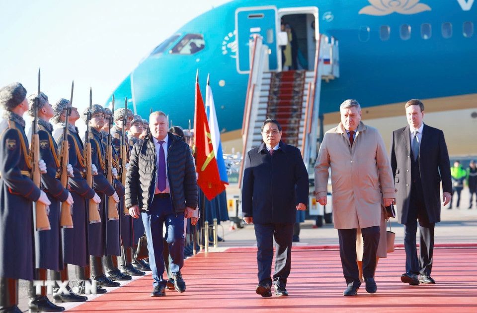 The official welcoming ceremony for Prime Minister Pham Minh Chinh's visit to the Russian Federation was solemnly held at Vnukovo 2 International Airport, chaired by Russian Deputy Foreign Minister Rudenko Andrey Yurevych, on the afternoon of March 22. Photo: VNA