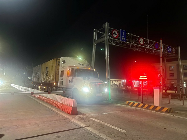 Phương tiện qua làn thu phí không dừng tại cao tốc Mai Sơn - Quốc lộ 45. Ảnh: Diệp Anh