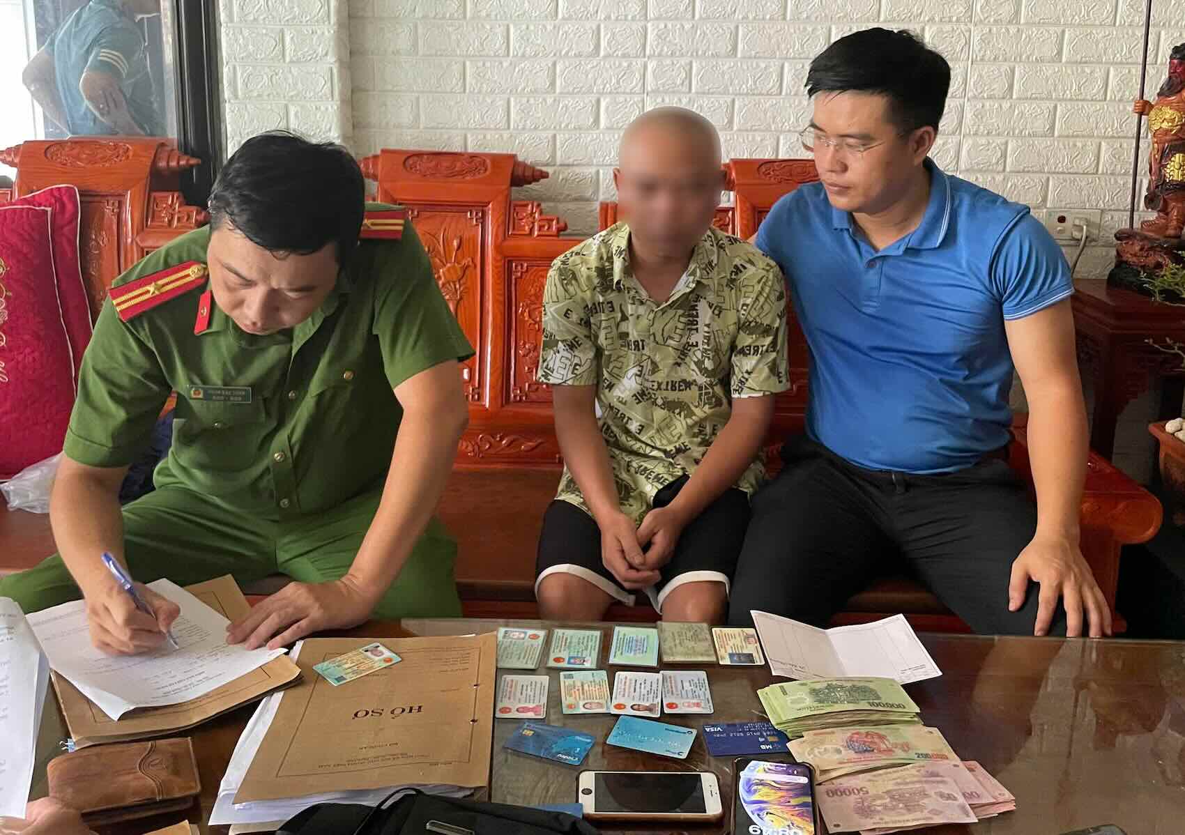 Đại úy Nguyễn Văn Vĩnh (áo xanh dương) phối hợp, bắt giữ đối tượng vi phạm. Ảnh: Tuổi trẻ Công an Quảng Trị