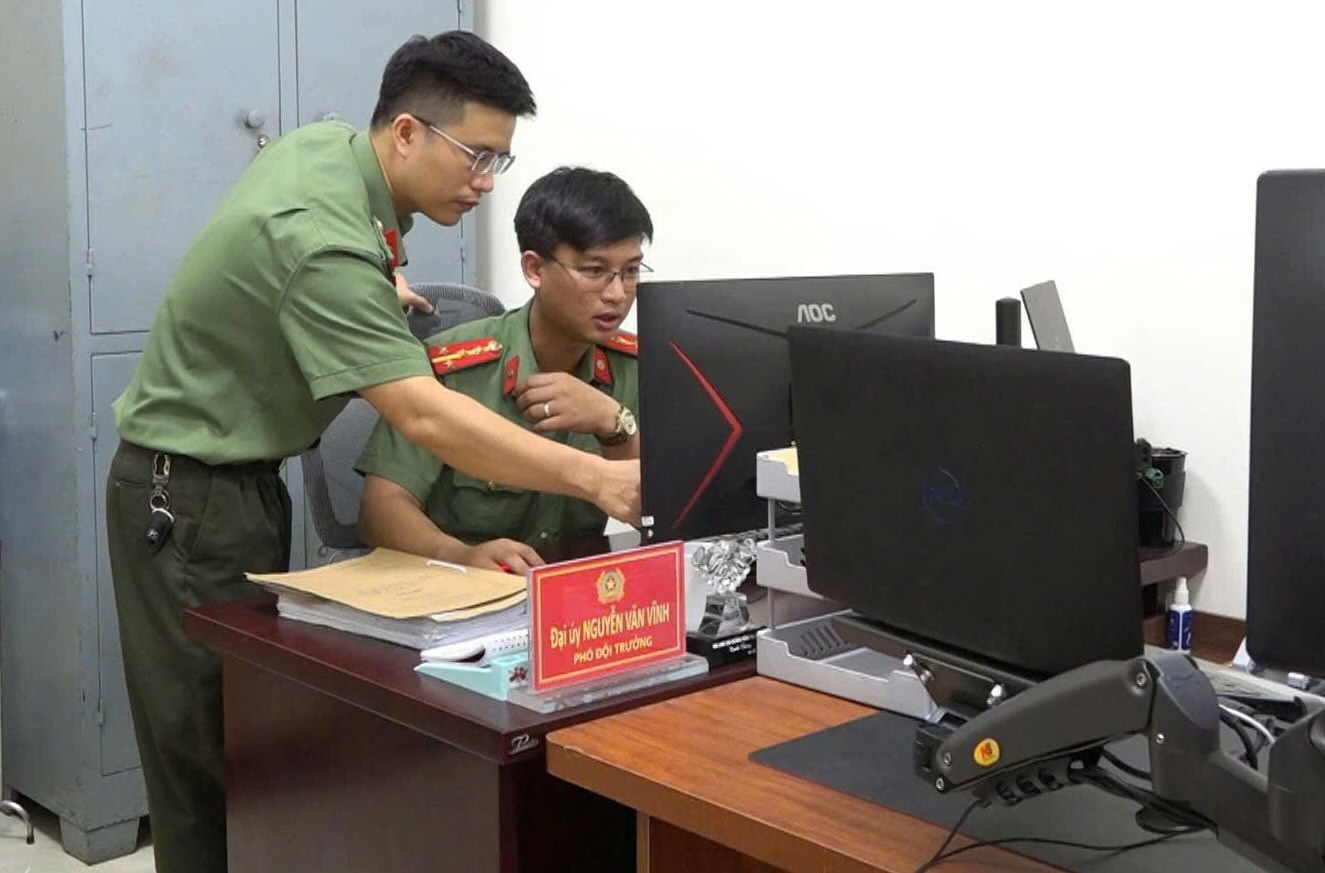 Captain Nguyen Van Vinh (left) and colleagues inspect professional work. Photo: Tuoi Tre Quang Tri Police