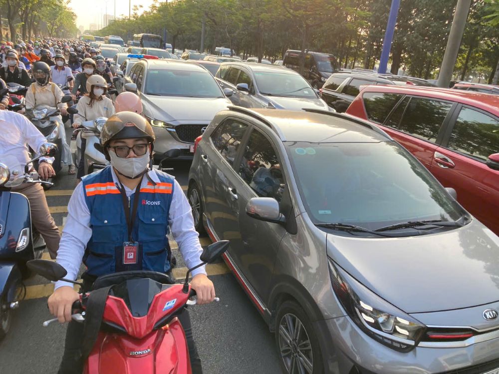 Ùn tắc kéo dài trên đường Mai Chí Thọ hướng vào trung tâm TPHCM sáng 23.3. Ảnh: Huyền Trân