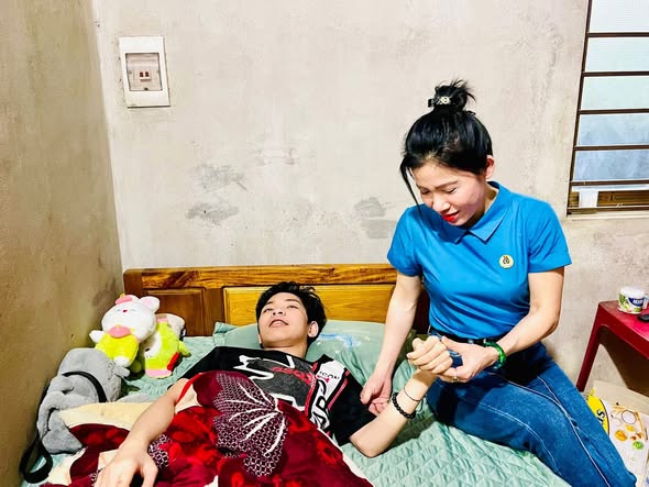 Thai Hoa Ward Trade Union presents 11 million VND to support union members in difficult circumstances whose children are seriously ill. Photo: Nghe An Trade Union