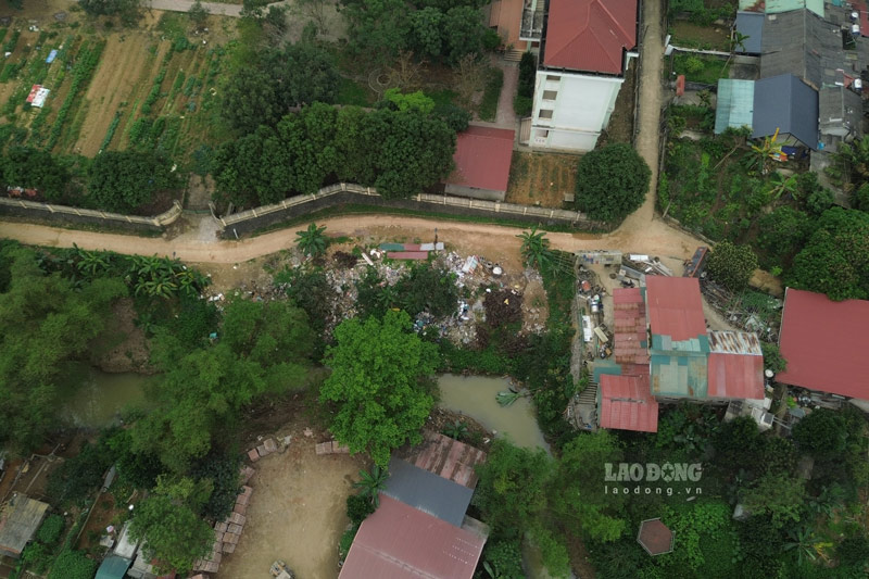 Domestic waste and construction waste dumped indiscriminately is the reality at the stream flowing through hamlet 2B, Bao Yen commune. Photo: Dinh Dai