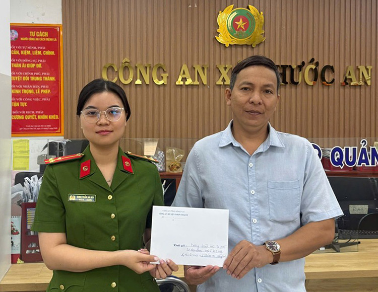 Mr. Duong Dinh Hao, a resident of Phuoc An commune (Dong Nai), proactively reported to the police and returned the mistakenly transferred money. Photo: Phuoc An Commune Police