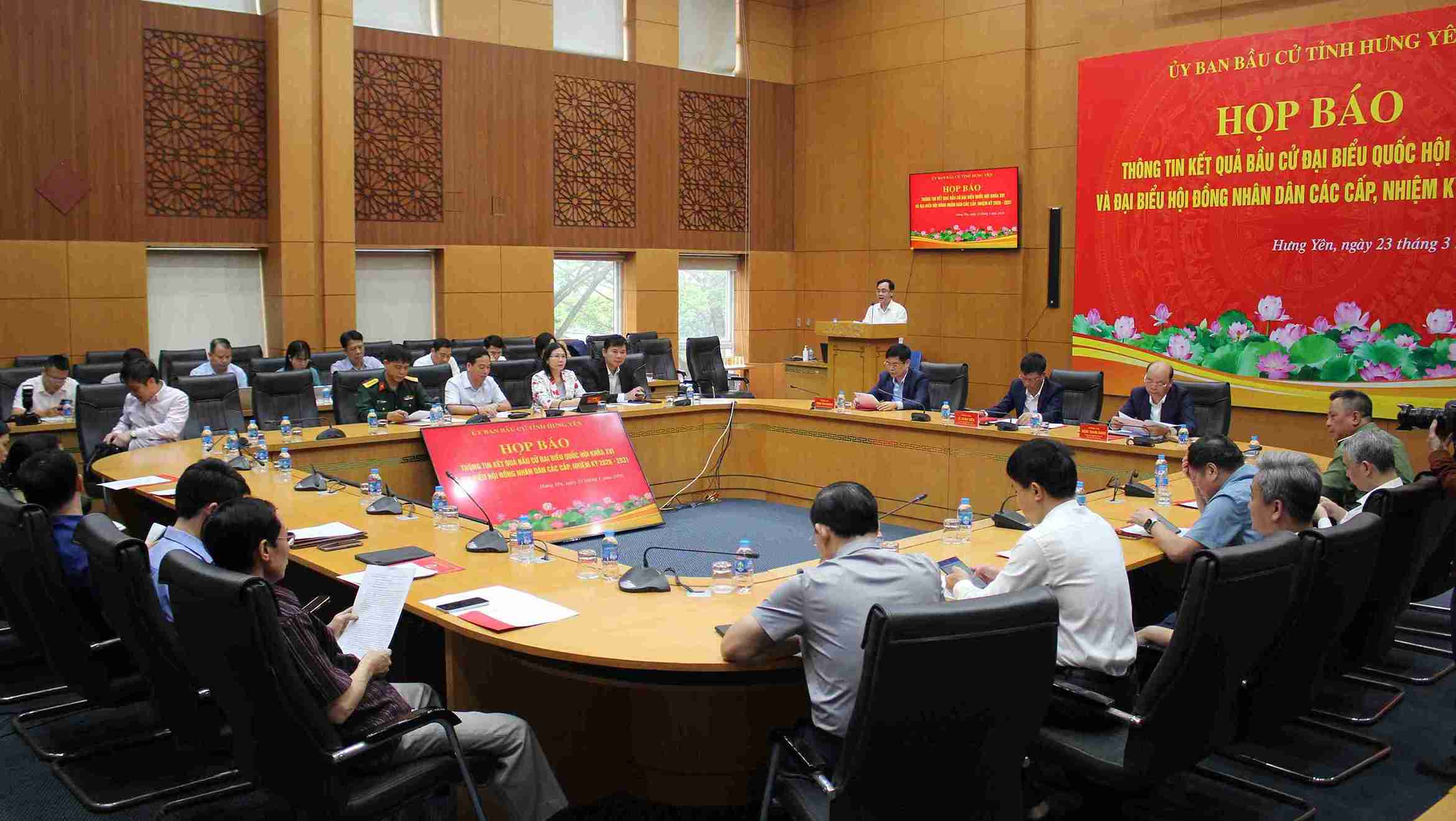 Quang cảnh buổi họp báo công bố kết quả bầu cử tại tỉnh Hưng Yên. Ảnh: Mai Hương