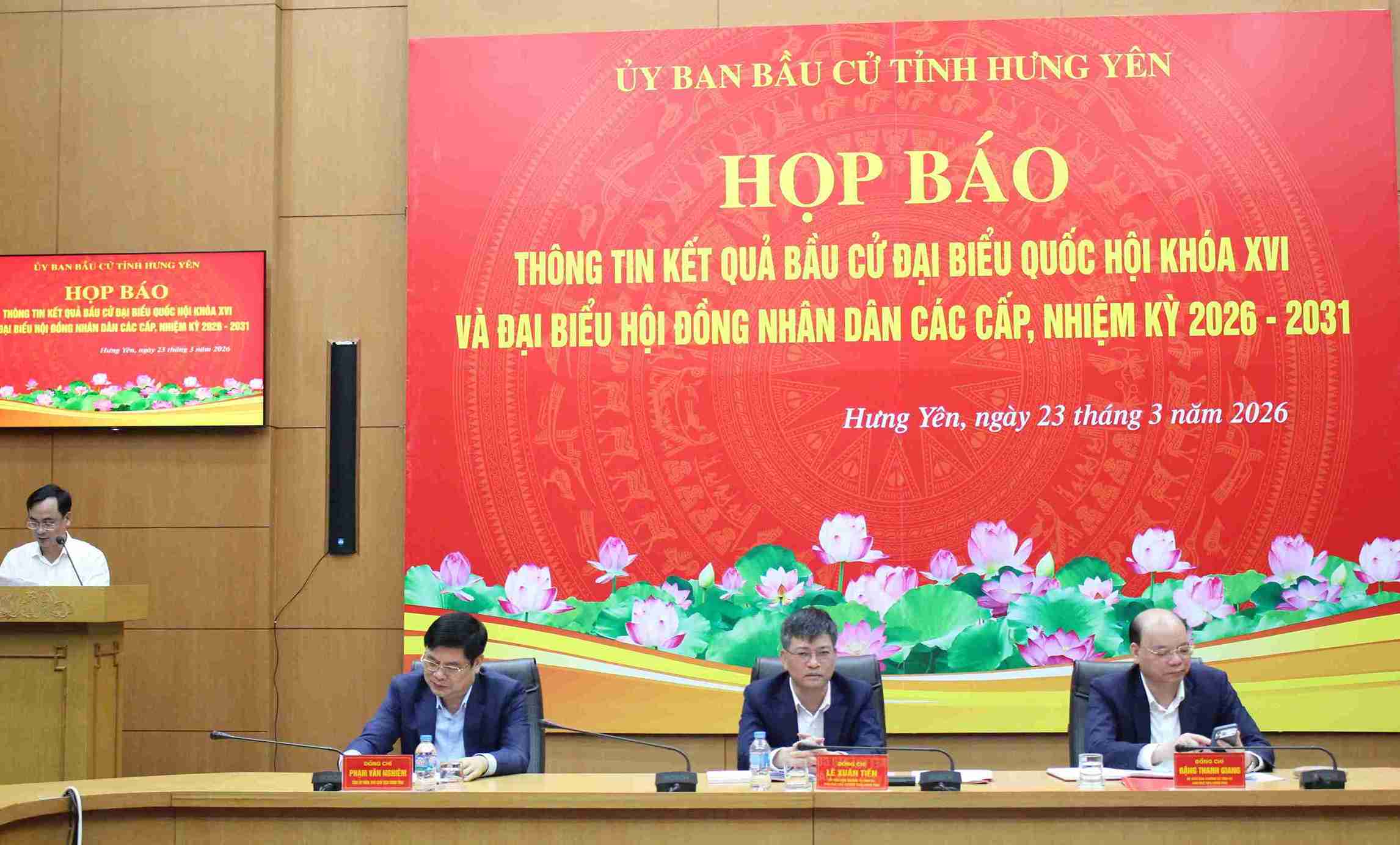 Representatives of the Hung Yen Provincial Election Commission inform at the press conference. Photo: Mai Huong