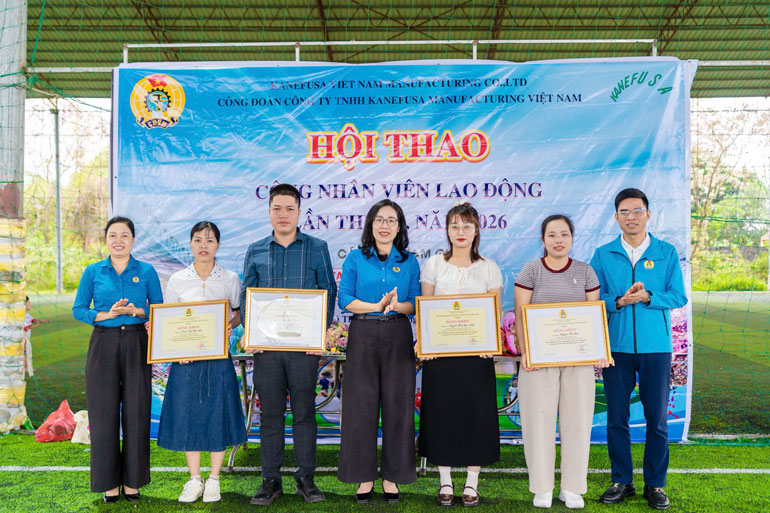 Trao bằng khen của Liên đoàn Lao động tỉnh Phú Thọ cho các cá nhân có thành tích xuất sắc trong phong trào công đoàn