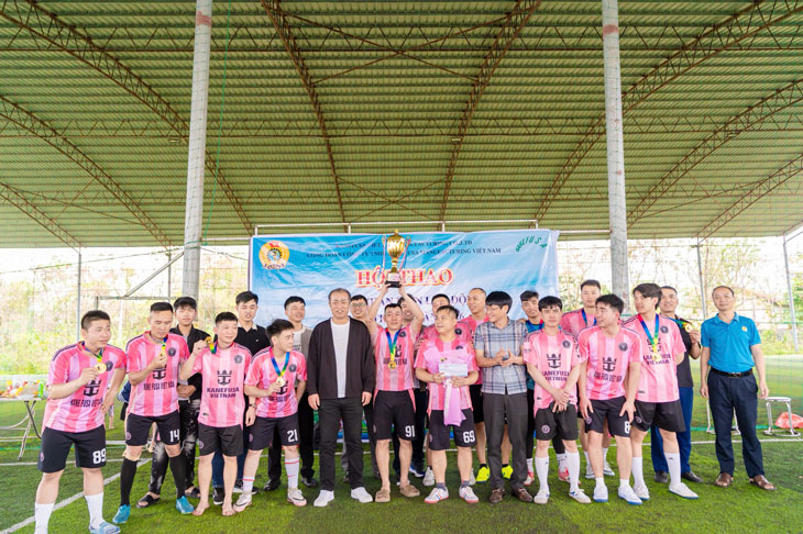 Trao phần thưởng cho các đội đạt thành tích cao. Ảnh: An Vi