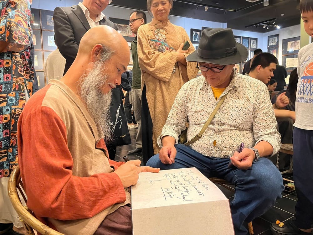 Dr. Trinh Thang at the opening ceremony of the painting exhibition "Hong Hoang Ma Tanh". Photo: Character provided