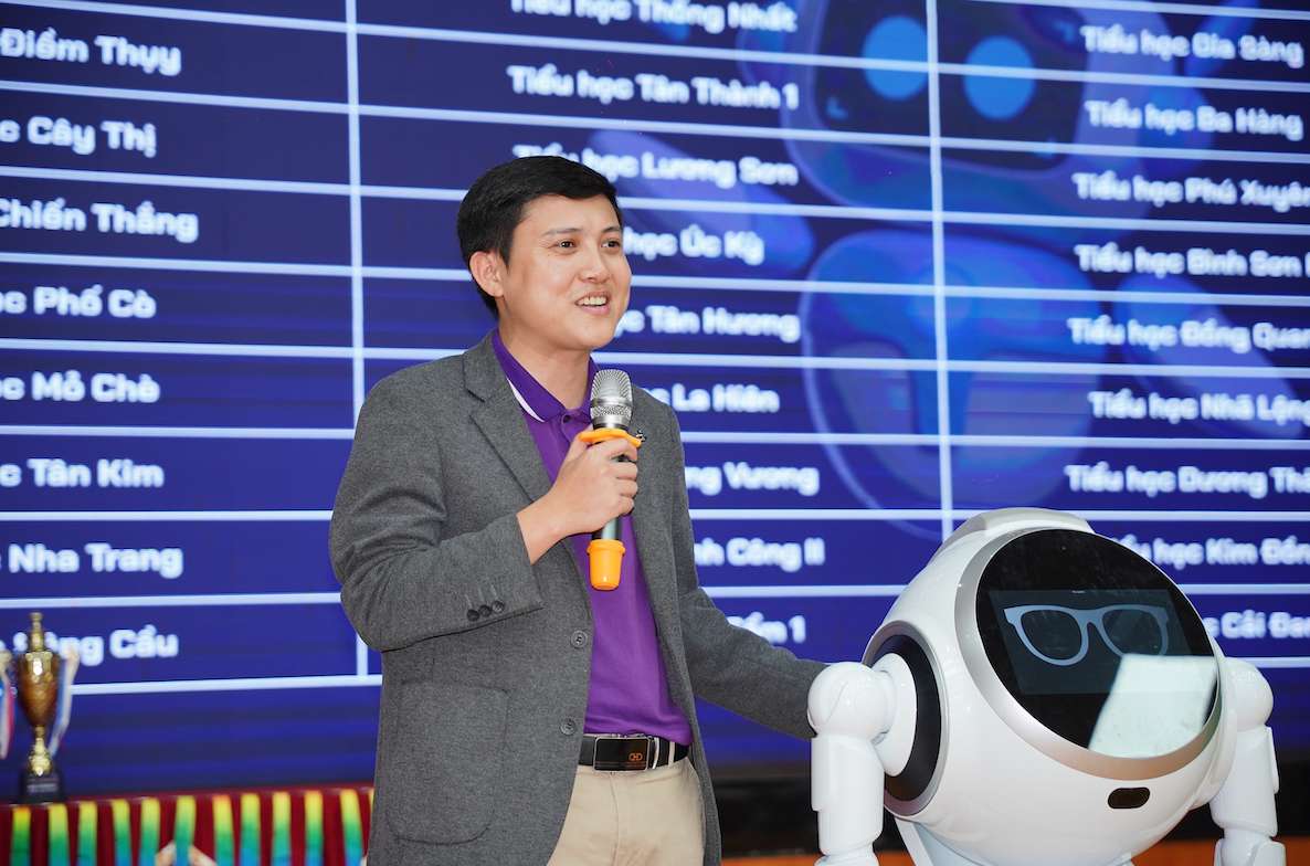 Ông Lê Văn Trí - Giám đốc Learn to Leap nhấn mạnh, điều quan trọng không phải là học sinh lập trình giỏi đến đâu, mà là các em có cơ hội được tiếp xúc với công nghệ một cách liên tục và có hệ thống. Ảnh: Thạch Lam 