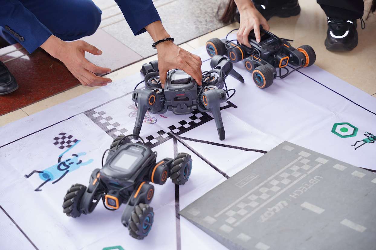 Cách thiết kế này đã biến cuộc thi trở thành một môi trường học tập thực hành, từ đó học sinh không chỉ “học về công nghệ” mà còn được trực tiếp “làm việc với công nghệ”.  Ảnh: Thạch Lam 