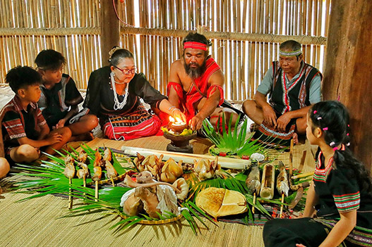 The chief priest prepares rituals before the spring peace prayer ceremony. Photo: VNA