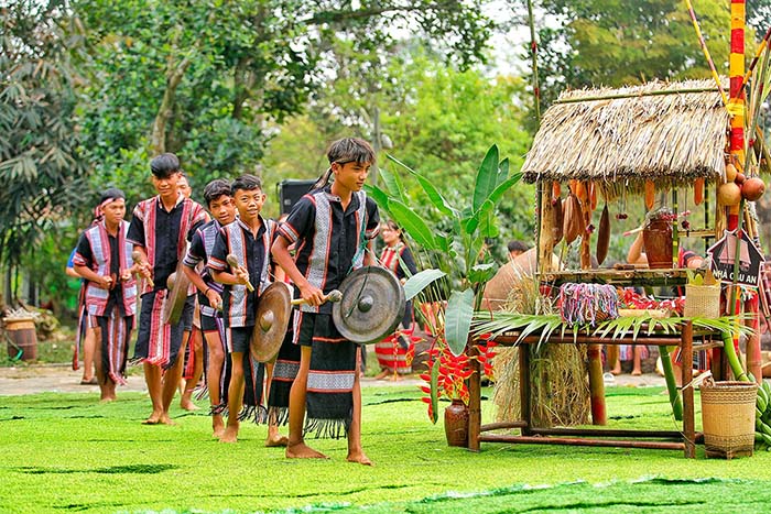 Thanh niên Xtiêng tham gia rước lễ và chuẩn bị cây nêu – biểu tượng tâm linh quan trọng trong nghi lễ cầu phúc, cầu an đầu xuân. Ảnh: TTXVN