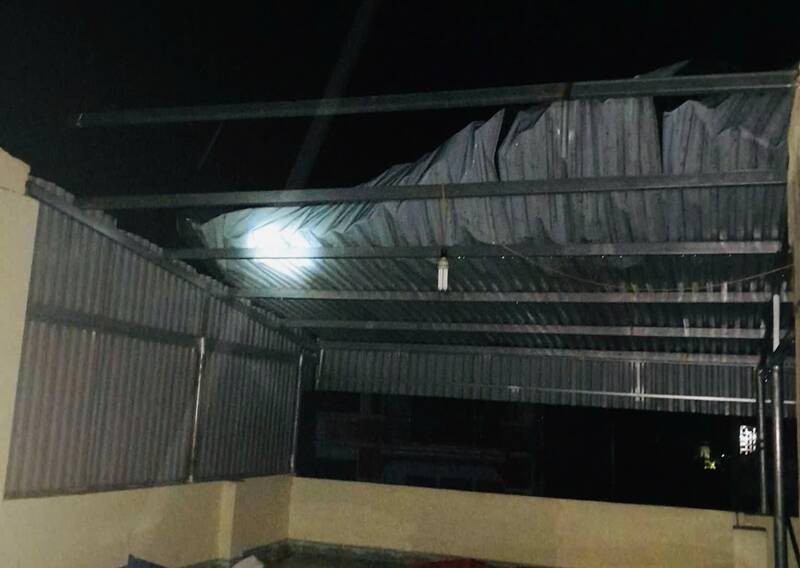 Giông lốc, mưa đá trong đêm khiến nhiều gia đình không kịp trở tay. Ảnh: Hoàng Chính
