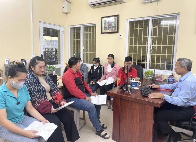 More workers of Vinh Thong Company authorize the Legal Consulting Center of the Ho Chi Minh City Labor Federation to sue and request the company to fully pay social insurance. Photo: Duc Long