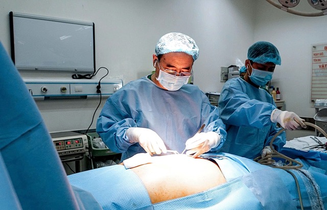 El paciente fue operado por los médicos con endoscopia, devolviendo todo el estómago a su posición correcta. Foto: BVCC