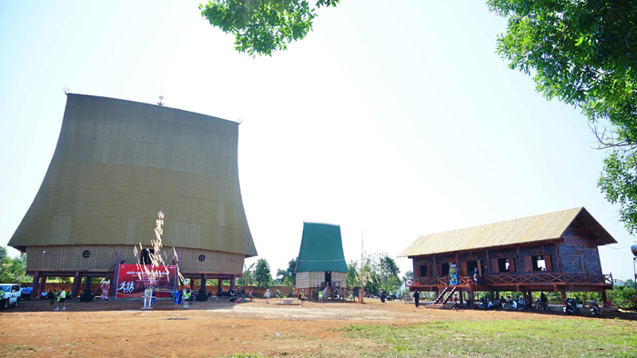 The original traditional Rong house makes people and tourists very fond of it. Photo: Hoai Thu