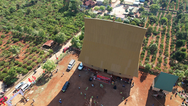 Mái nhà rông vững chải là biểu tượng, linh hồn của dân làng. Ảnh: Hoài Thu 