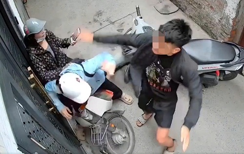 Thanh niên tạt đầu xe, hành hung 2 phụ nữ trong ngõ nhỏ ở Hà Nội gây phẫn nộ. Ảnh cắt từ clip