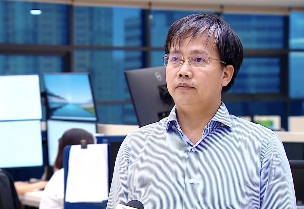 Trong các tình huống bão mạnh, ông Mai Văn Khiêm và đội ngũ dự báo viên túc trực