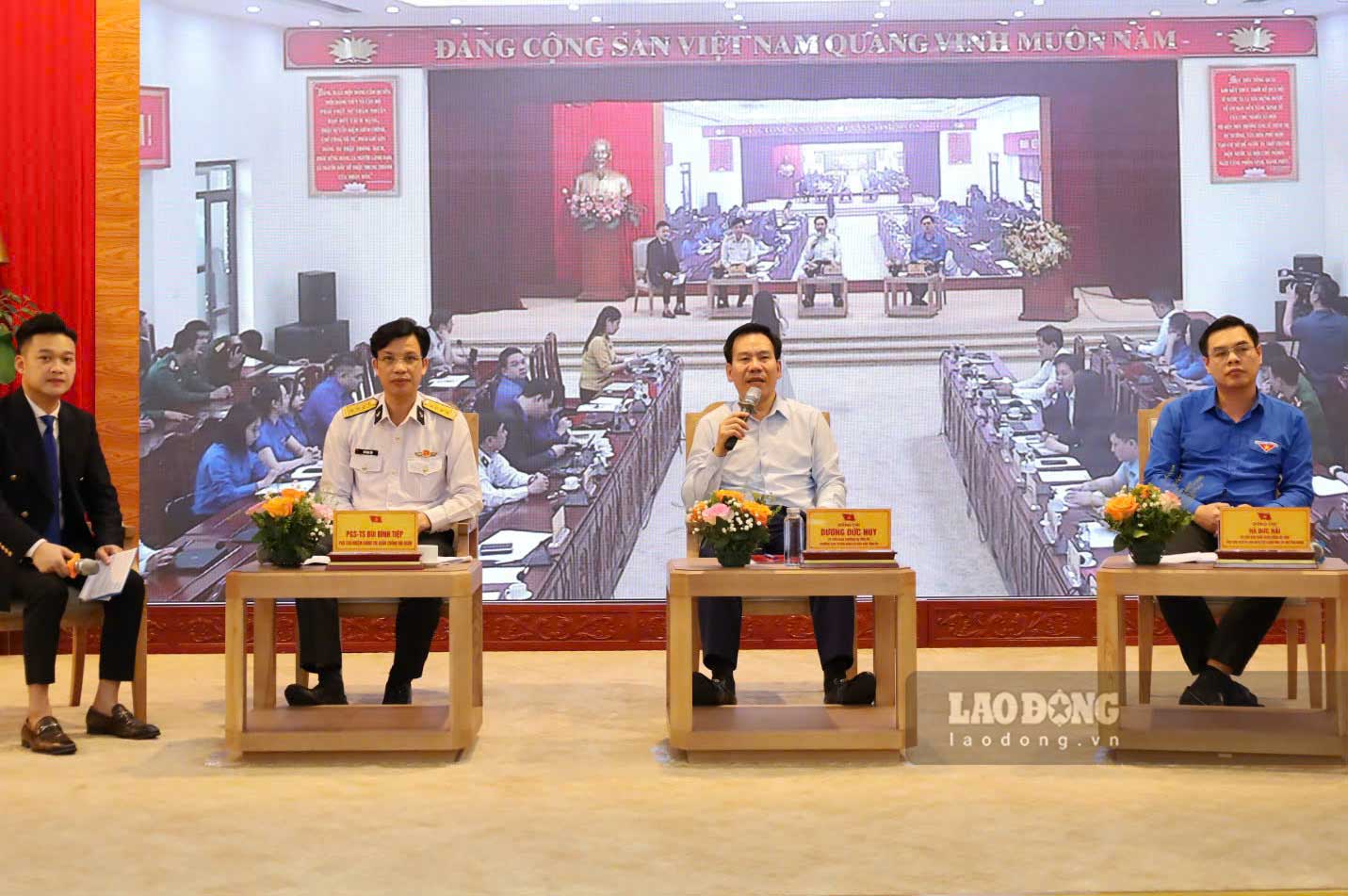 Các đại biểu tham gia đối thoại, chia sẻ về vai trò thanh niên trong thời kỳ chuyển đổi số. Ảnh: Thu Hiền