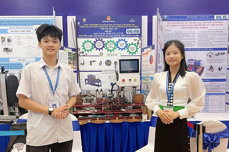 11th grade student, Dien Bien Phu High School won the Fourth prize for national-level scientific and technical research. Photo: NVCC