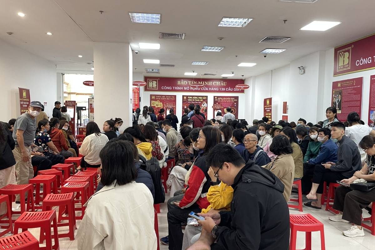 El precio del oro se ajusta bruscamente a la baja, la sala de espera para la negociación de anillos de oro está animada, la tienda anuncia la venta durante el mediodía. Foto: Ha Linh