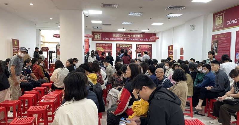 Giá vàng giảm mạnh, cửa hàng tung thu mua không giới hạn
