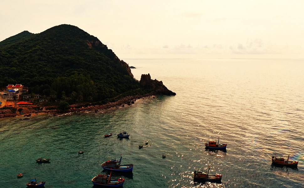 Di tích Mũi Vi Rồng - Núi Tân Phụng có hình dáng tựa con rồng khổng lồ vươn mình ra biển. Ảnh: Hoài Phương