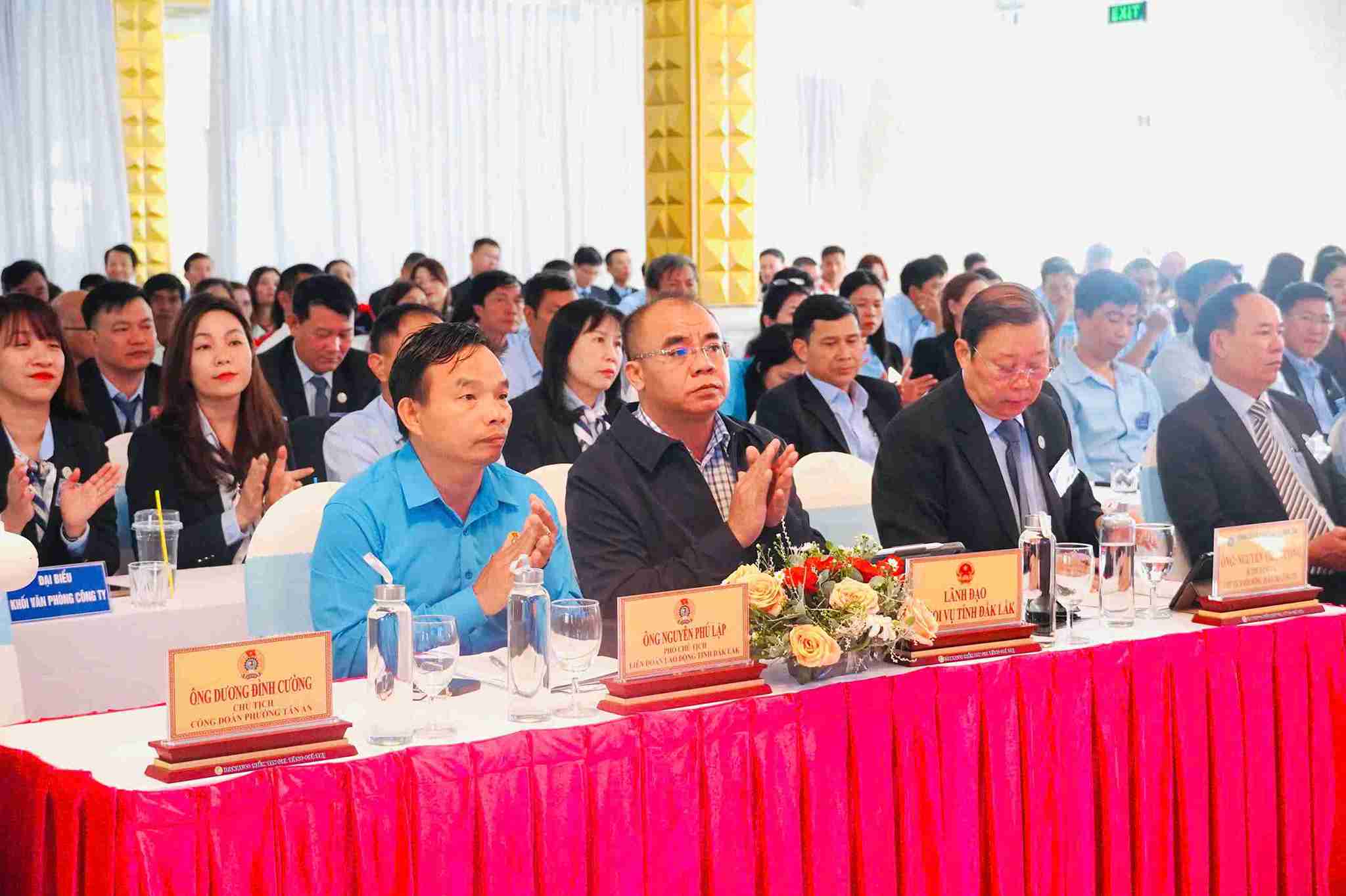 Lãnh đạo Công đoàn tỉnh Đắk Lắk (áo xanh) tham dự hội nghị. Ảnh: Bảo Trung