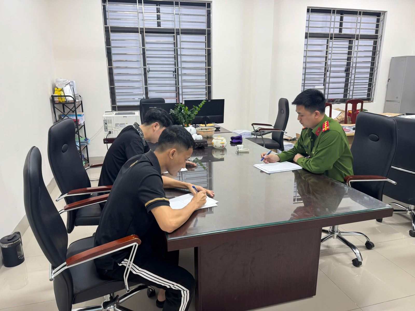 2 đối tượng tại cơ quan công an. Ảnh: Công an phường Mão Điền, tỉnh Bắc Ninh