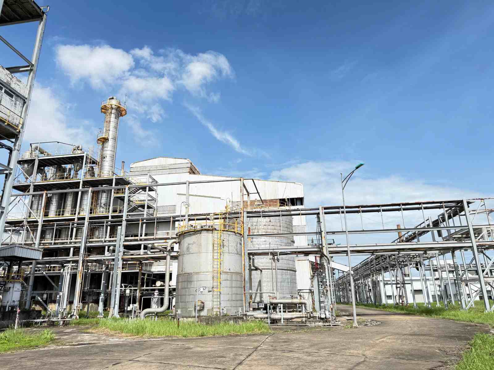 In the initial trial run phase, the Central Petroleum Biofuel Plant in Quang Ngai has produced about 470 tons of fuel ethanol and is ready to produce 60,000 tons in the next phase. Photo: Thanh Hieu