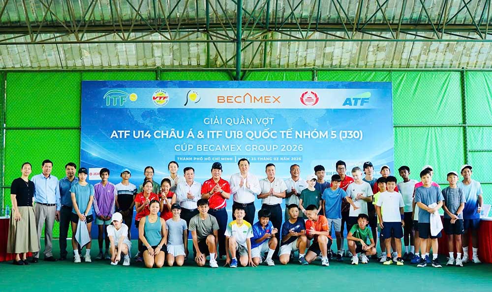 Deputy Director of Ho Chi Minh City Department of Culture and Sports Cao Van Chong (top row, 11th from the left) attends the opening of 1 of 6 tournaments held in Ho Chi Minh City. Photo: VTF