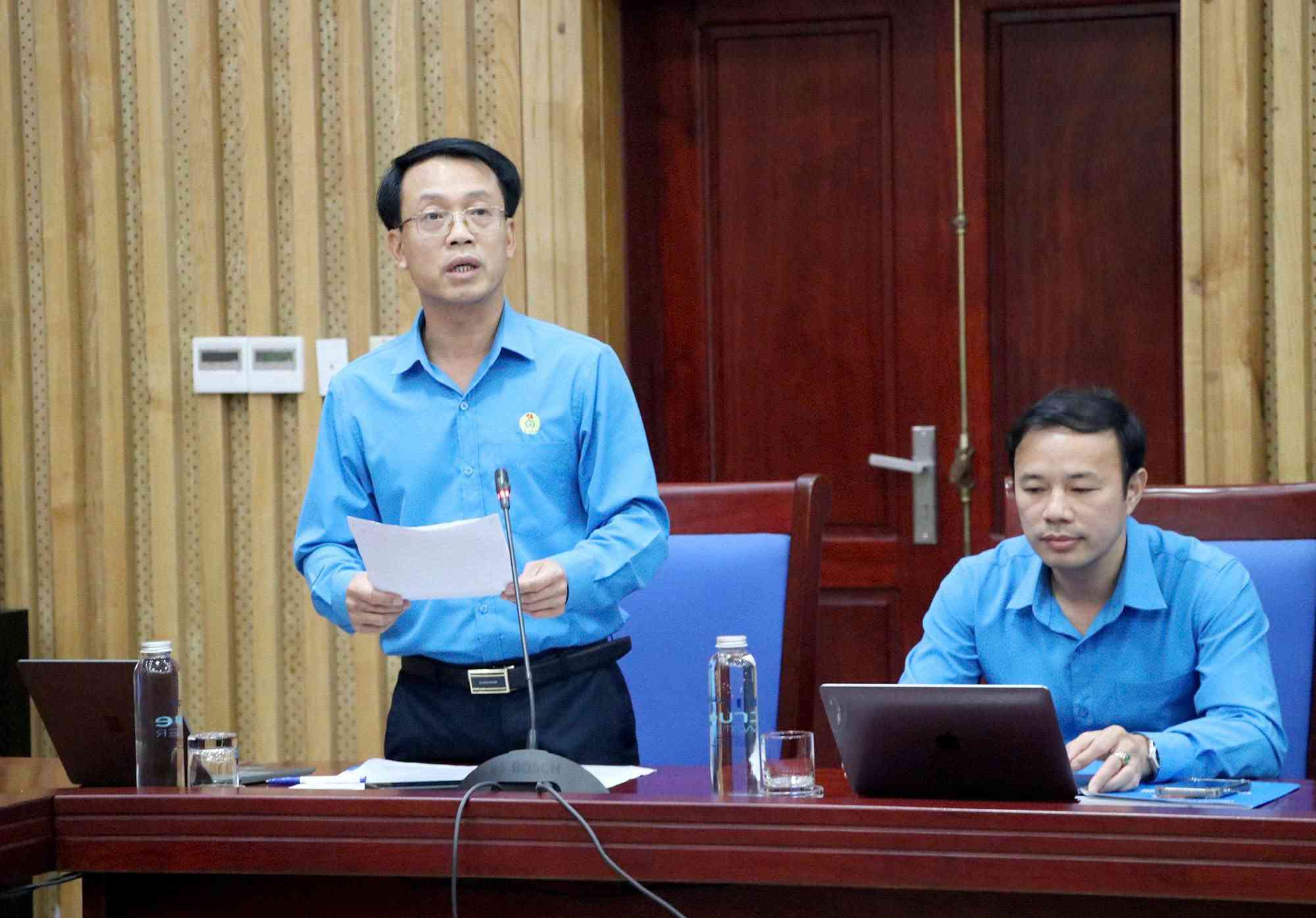 Ông Nguyễn Chí Công - Phó Chủ tịch Liên đoàn Lao động tỉnh báo cáo kết quả phối hợp. Ảnh: Hải Dương