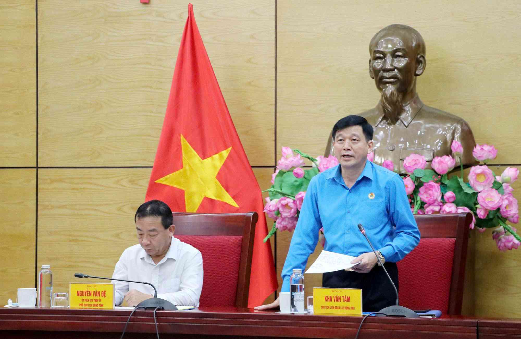 Ông Kha Văn Tám - Chủ tịch Liên đoàn Lao động tỉnh phát biểu tại hội nghị. Ảnh: Hải Dương