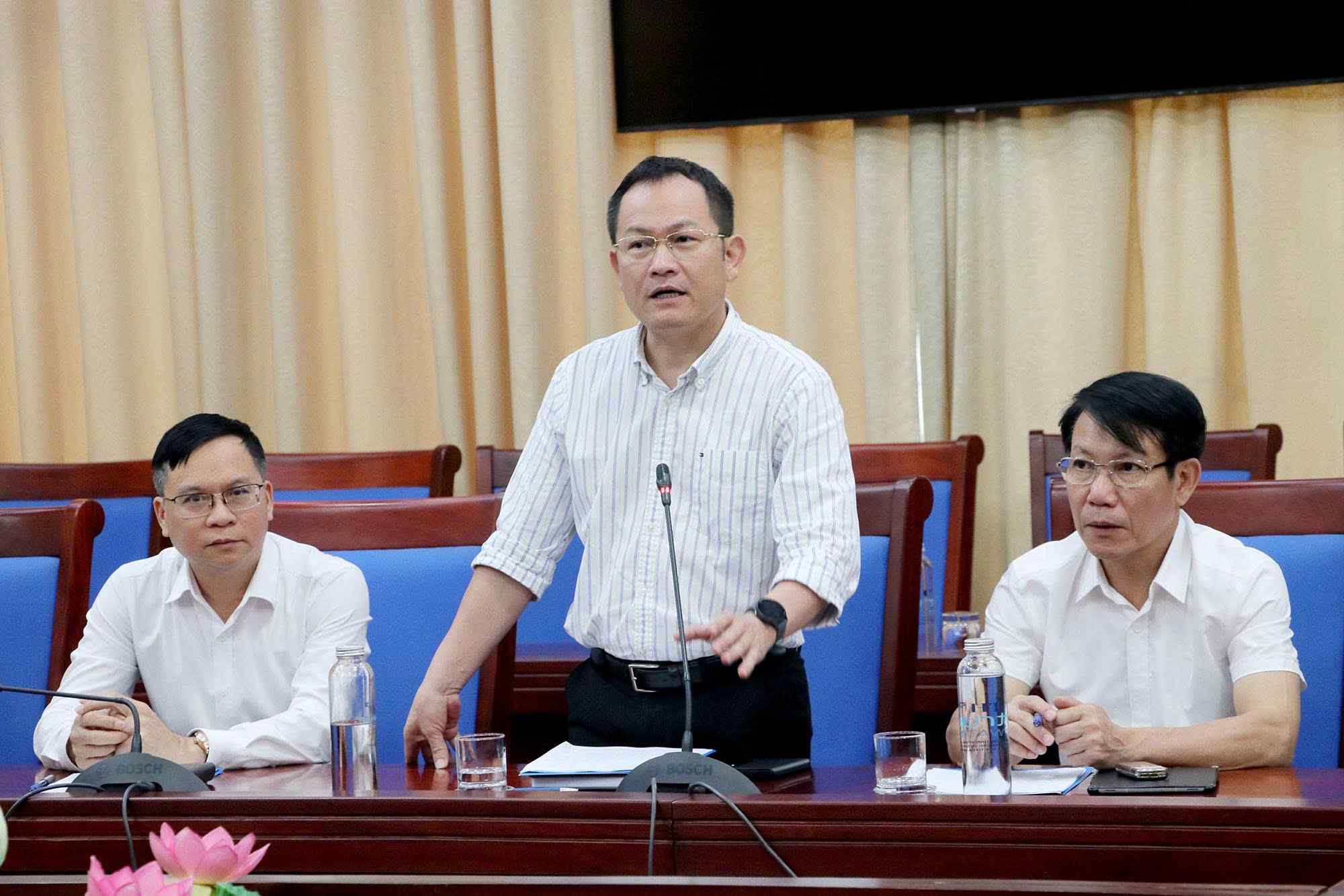 Phó Giám đốc Sở Y tế Nguyễn Hữu Lê thông tin về công tác phối hợp trong chăm lo sức khỏe của người lao động. Ảnh: Phan Quỳnh