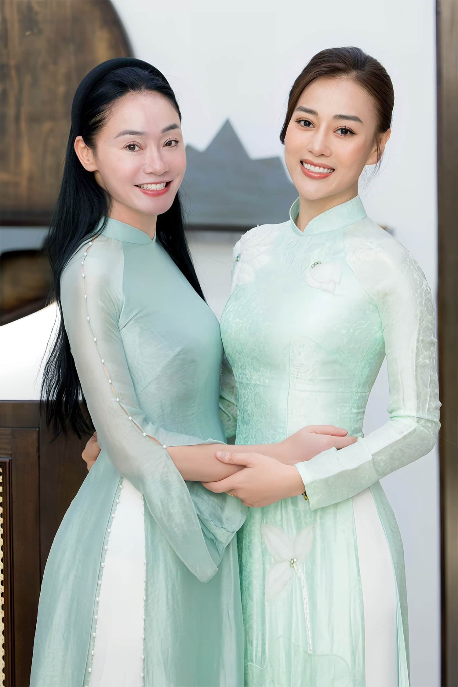 Quách Thu Phương và Phương Oanh. Ảnh NVCC