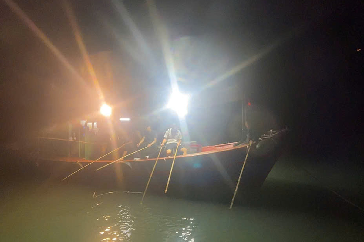 Detecting and handling cases of using fishing boats to transport people for illegal squid fishing in Ha Long Bay. Photo: Ha Long Bay - Yen Tu World Heritage Site Management Board
