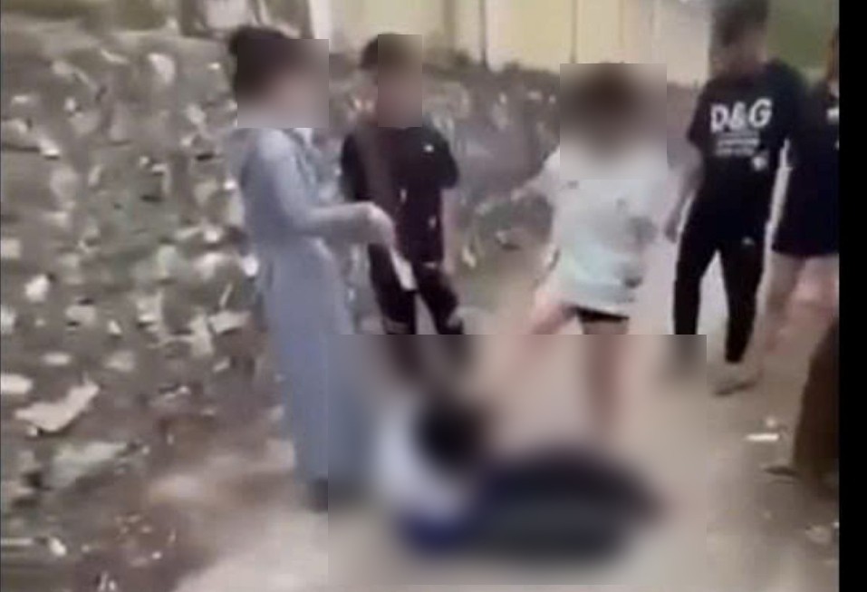Group of teenage girls assaulting female students on the street. Photo: Cut from clip provided by people