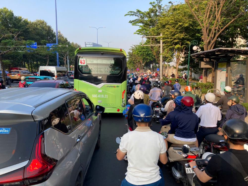 Atasco prolongado en la calle Mai Chí Thọ en dirección al centro de Ciudad Ho Chi Minh en la mañana del 23 de marzo. Foto: Huyền Trân